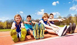 Nie tylko piłka nożna! 10 pomysłów na aktywność fizyczną, którą polubi Twoje dziecko