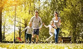 Fizjoterapeuta radzi: te 4 aktywności są idealne dla całej rodziny!