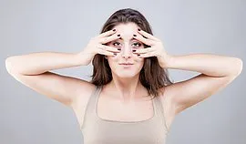 Joga twarzy – 4 ćwiczenia, które zniwelują zmarszczki mimiczne