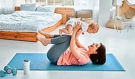 Rozsądny powrót do aktywności fizycznej po porodzie. Jak ćwiczyć z małym dzieckiem?